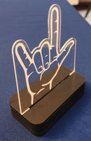 Mini troféu de mesa com desenho I LOVE YOU em ASL