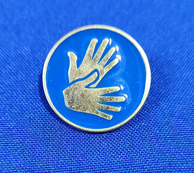 pin Libras Língua Brasileira de Sinais em baixo relevo