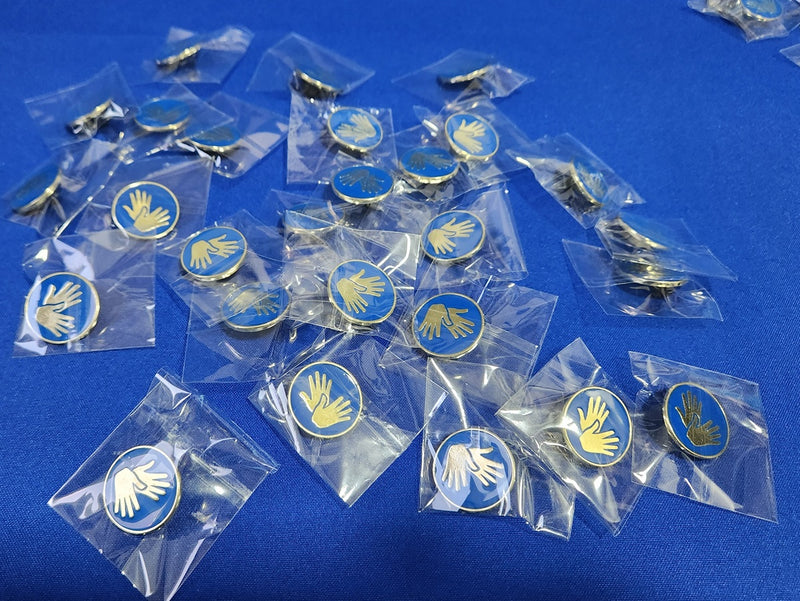 pin Libras Língua Brasileira de Sinais em baixo relevo