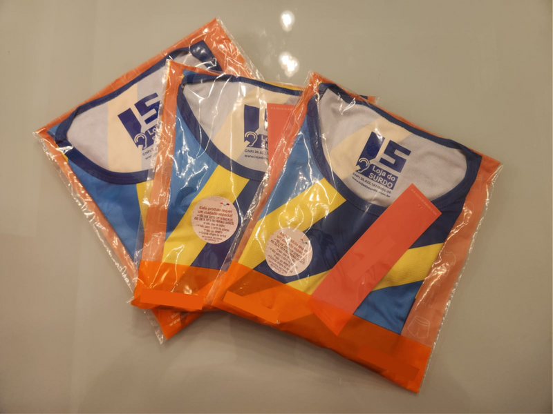 Camiseta com Bandeira Internacional da Comunidade Surda